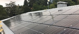 In fase di installazione un nuovo impianto fotovoltaico sul tetto del municipio.