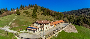 La Malga Lunga è stata riaperta al pubblico sabato 18 luglio 2020 dopo un accurato e completo intervento di pulizia e sanificazione effettuato da una ditta specializzata del settore.