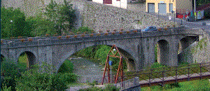 Precisazioni dell'Amministrazione comunale in merito alla sistemazione provvisoria del parapetto di protezione del ponte che collega i due borghi di San Martino e San Gregorio (immagine tratta dalla copertina del notiziario comunale del mese di luglio 2019)